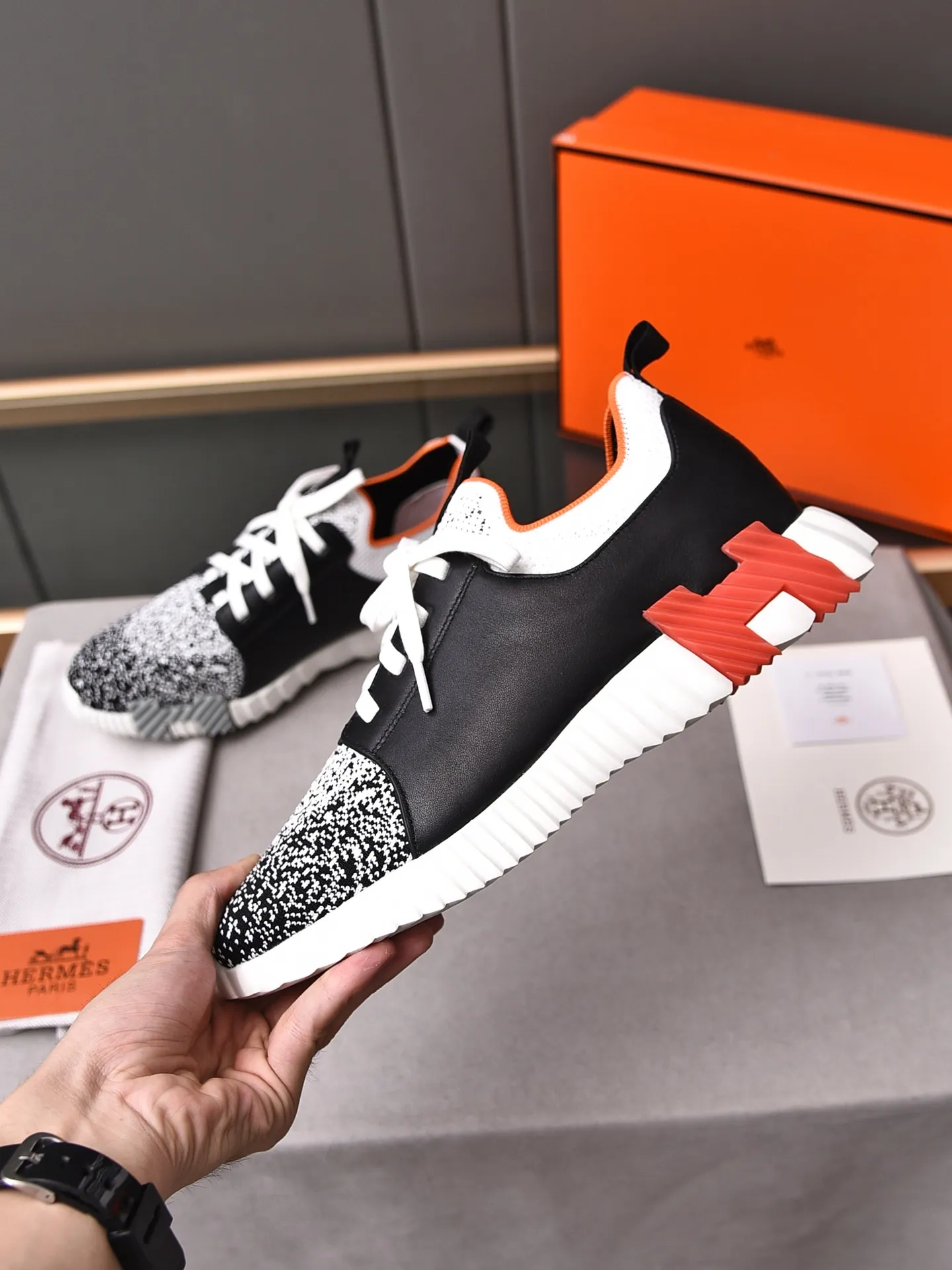 Factory price PP600 [Hermes] fe new arrival~ New Bouncing sneakers are the most comfortable shoes from Hermès, no one else⃣️. They are very light on the feet and look great. You won’t feel tired even when you go shopping and running around. 👍 Very light and comfortable, very light, suitable for both sports and leisure, and feel great when you step on them! It’s up to you to choose, there’s always what you want~ ✔️Fabric: Imported first-layer cowhide + high-elastic fly weave ✔️Inner lining: Imported water-dyed cow lining ✔️Outsole: Seamless combination of IP+TPU (multi-color letters) German technology irradiation machine ✔️Code number: Male 38-44 (45 customized)